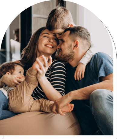 Des parents et leurs jeunes enfants sont heureux et bien ensemble, car ils ont appris à organiser leur sphère familiale.