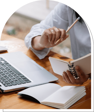 Apprendre à s'organiser, ça permet de rendre le travail plus agréable. Une femme assise à son bureau travaille de façon efficace et méthodique.